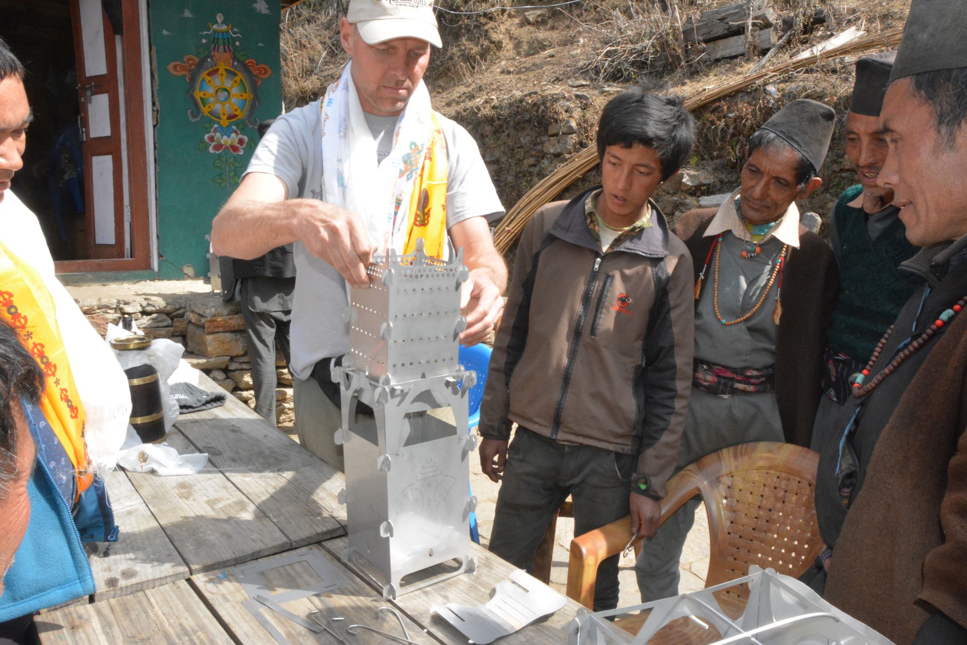 Brice zeigt wie der portable Ganesh Kochherd zusammengebaut wird