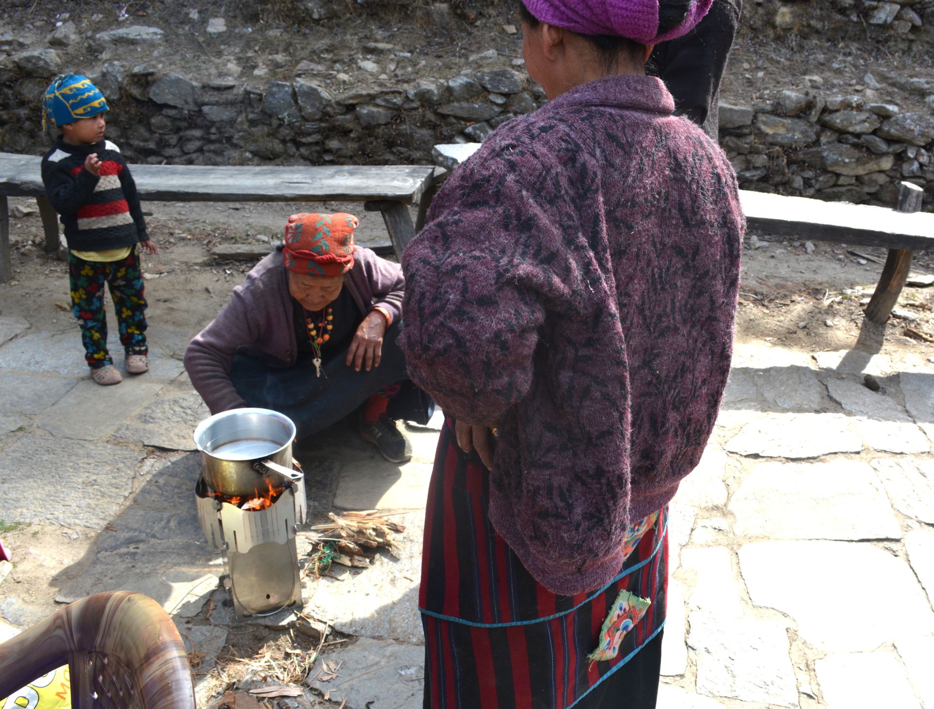 Dorfbewohnerin nutzt den Kochherd